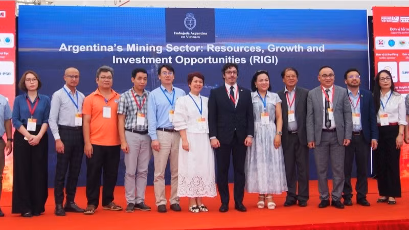 Ông Francisco Franco Martínez, Trưởng phòng Thương mại và Đầu tư của Đại sứ quán Argentina tại Việt Nam, chụp ảnh lưu niệm cùng các đại biểu khách mời. (Ảnh: KHẮC KIÊN)