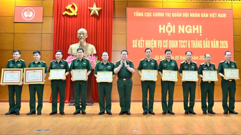 Đại tướng Nguyễn Trọng Nghĩa trao thưởng các tập thể, cá nhân tiêu biểu. 