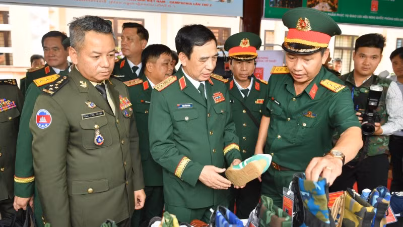 Đại tướng Phan Văn Giang, Bộ trưởng Quốc phòng Việt Nam và Đại tướng Tea Seiha, Phó Thủ tướng Chính phủ, Bộ trưởng Quốc phòng Campuchia cùng các đại biểu tham quan các sản phẩm thời trang do Tổng Công ty 28 (Tổng cục Hậu cần-Kỹ thuật) sản xuất.