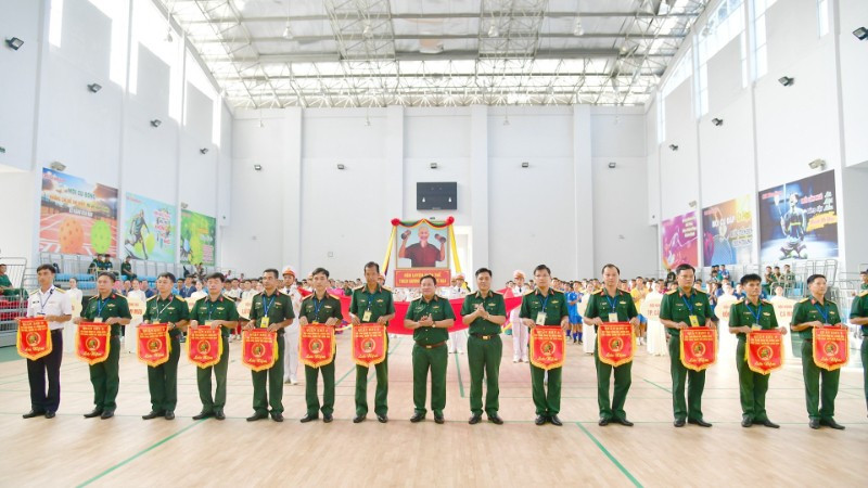 Thủ trưởng Bộ Tư lệnh Quân khu 9 trao Cờ lưu niệm cho các đoàn vận động viên.
