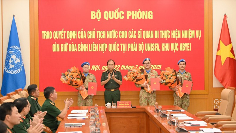 Thượng tướng Phùng Sĩ Tấn, Phó Tổng Tham mưu trưởng Quân đội nhân dân Việt Nam, Tổ phó Công tác liên ngành, Phó Trưởng Ban Chỉ đạo Bộ Quốc phòng về tham gia hoạt động Gìn giữ hòa bình Liên hợp quốc trao quyết định của Chủ tịch nước, Quyết định của Bộ trưởng Quốc phòng cho 3 sĩ quan Quân đội nhân dân Việt Nam đi thực hiện nhiệm vụ.