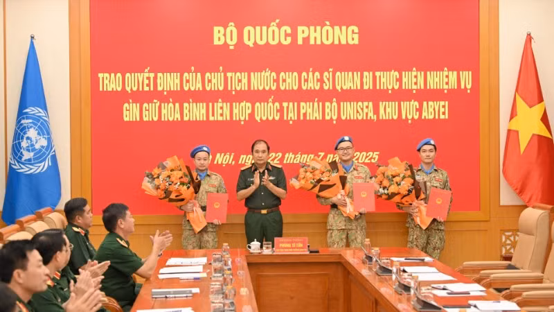 Thượng tướng Phùng Sĩ Tấn, Phó Tổng Tham mưu trưởng Quân đội nhân dân Việt Nam, Tổ phó Công tác liên ngành, Phó Trưởng Ban Chỉ đạo Bộ Quốc phòng về tham gia hoạt động Gìn giữ hòa bình Liên hợp quốc trao quyết định của Chủ tịch nước, Quyết định của Bộ trưởng Quốc phòng cho 3 sĩ quan Quân đội nhân dân Việt Nam đi thực hiện nhiệm vụ.