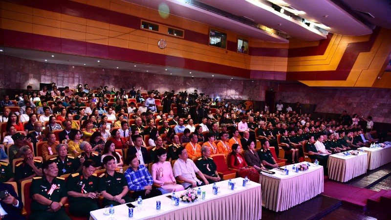 Đại biểu, khách mời tham dự chương trình "Còn mãi với thời gian".
