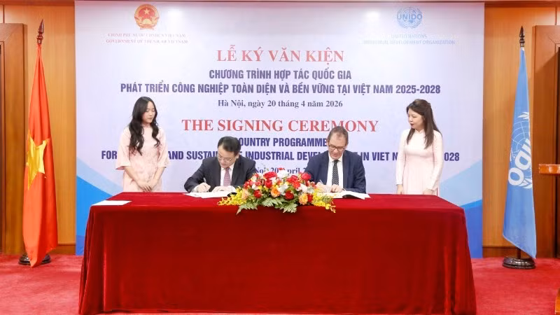 Thứ trưởng Tài chính Trần Quốc Phương và ông Gerd Müller, Tổng Giám đốc UNIDO ký văn kiện Chương trình Hợp tác quốc gia. (Ảnh: thoibaotaichinhvietnam.vn)