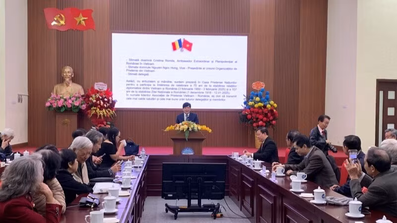 Chủ tịch Hội hữu nghị Việt Nam-Romania Hồ Quang Lợi phát biểu tại buổi gặp.