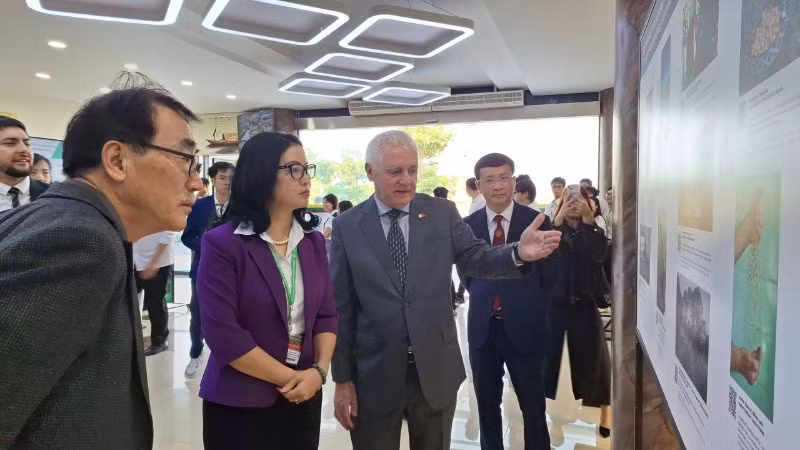 Ông Marcos Antonio Bednarski, Đại sứ Argentina tại Việt Nam, giới thiệu những thành tựu nông nghiệp của Argentina với các đại biểu tham dự triển lãm. (Ảnh: KHẮC KIÊN) 
