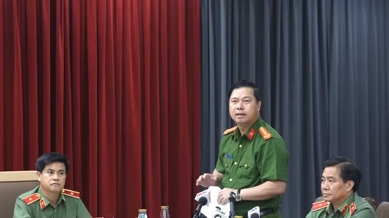 Đại tá Nguyễn Công Khôi thông tin với báo chí tại buổi họp báo. (Ảnh: cand.com.vn)