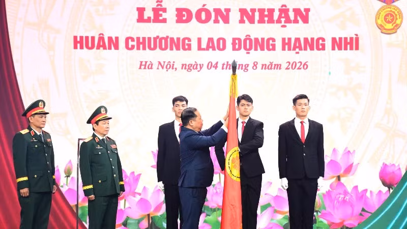 Hội Nạn nhân chất độc da cam/dioxin Việt Nam đón nhận Huân chương Lao động hạng Nhì. (Ảnh: VŨ DUY)