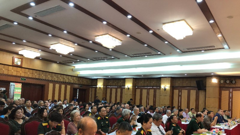 Các đại biểu tham dự lễ ra mắt sách "Kể chuyện phi công Bảy và đồng đội".