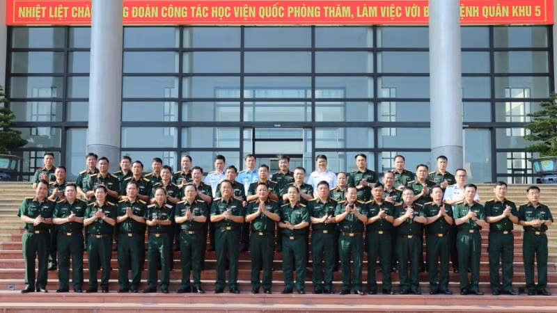 Các đại biểu dự hội nghị tọa đàm.