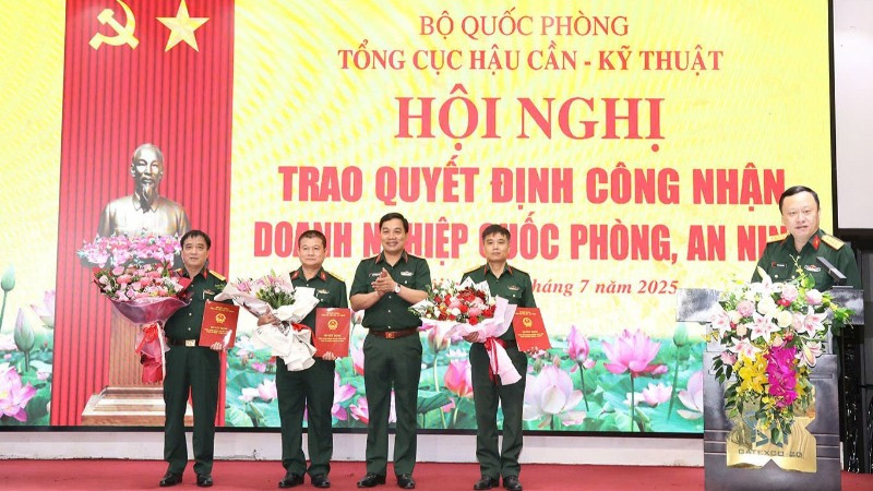 Thiếu tướng Nguyễn Trọng Thiện trao Quyết định công nhận doanh nghiệp trực tiếp phục vụ quốc phòng, an ninh. 