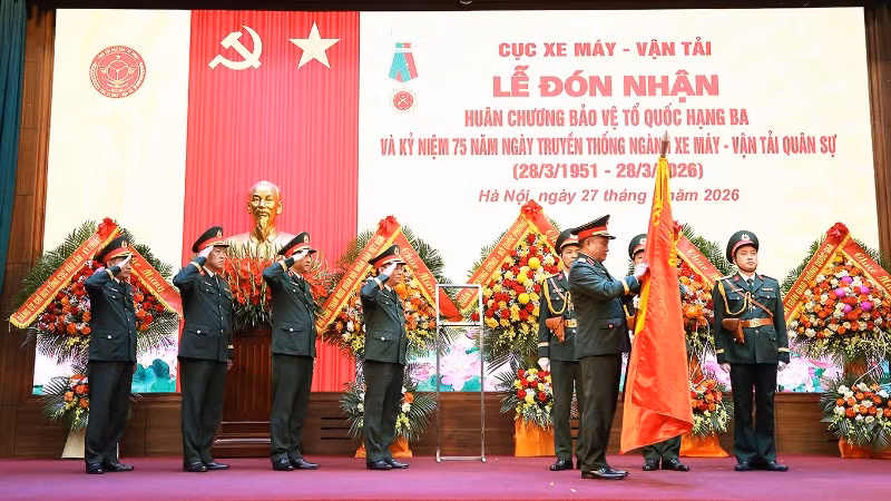 Thừa ủy quyền của Chủ tịch nước, Thượng tướng Nguyễn Văn Hiền trao Huân chương Bảo vệ Tổ quốc hạng Ba tặng Cục Xe máy-Vận tải. 