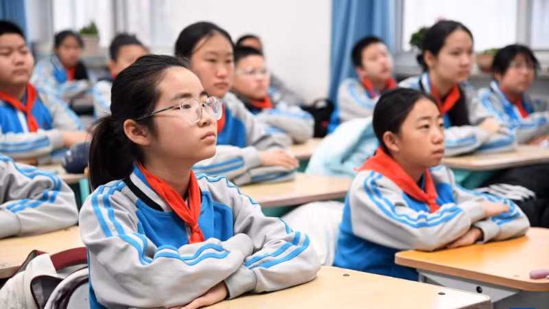 Học sinh lớp 6 ở trường tiểu học số 1 quận Bình Cốc, thành phố Bắc Kinh đi học buổi đầu tiên sau kỳ nghỉ Tết Nguyên đán Bính Ngọ 2026. (Ảnh: Tân Hoa xã)