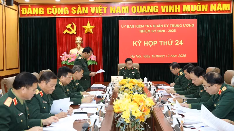 Đại tướng Nguyễn Trọng Nghĩa, Ủy viên Bộ Chính trị, Bí thư Trung ương Đảng, Ủy viên Thường vụ Quân ủy Trung ương, Chủ nhiệm Tổng cục Chính trị Quân đội nhân dân Việt Nam, Chủ nhiệm Ủy ban Kiểm tra Quân ủy Trung ương chủ trì kỳ họp thứ 24 Ủy ban Kiểm tra Quân ủy Trung ương nhiệm kỳ 2020-2025.