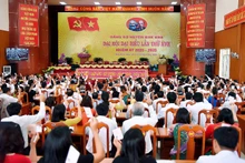 Các đại biểu biểu quyết thông qua Nghị quyết Đại hội.