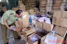 Lực lượng Quản lý thị trường tiến hành thu giữ lượng lớn sách giáo dục có dấu hiệu bị làm giả tại kho hàng số 87 phố Thịnh Liệt, quận Hoàng Mai, TP Hà Nội.