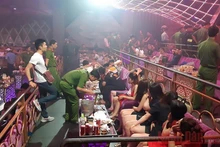 Lực lượng công an kiểm tra bên trong quán.