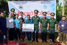 Lãnh đạo BĐBP tỉnh Thừa Thiên Huế và Hội LHPN huyện A Lưới trao tiền hỗ trợ cho gia đình.