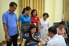 Cán bộ văn phòng Đoàn đại biểu Quốc hội, HĐND, UBND tỉnh Yên Bái tham gia hiến máu tình nguyện.