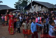 Cô trò trong ngày khai giảng tại điểm trường Chè Lý A (Bảo Lâm, Cao Bằng) (Ảnh: DUY LINH)