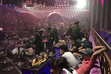 Quán bar Romance thời điểm bị lực lượng chức năng kiểm tra.