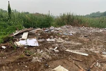 Phế liệu, chất thải đổ la liệt.