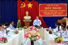 Phó Bí thư Thường trực Tỉnh ủy Cà Mau (đứng) chủ trì cuộc họp rút kinh nghiệm sau đại hội điểm cấp trên cơ sở.