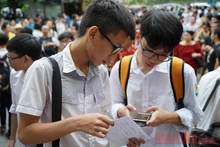 Thí sinh dự thi vào lớp 10 Trường THPT chuyên Khoa học Tự nhiên, buổi thi sáng 12-7 (Ảnh: THUỲ DƯƠNG)