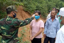 Chốt BĐBP kiểm tra y tế đối với những người nhập cảnh trái phép.