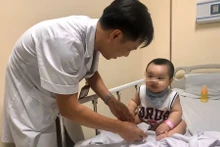Bệnh nhi đang điều trị tay chân miệng tại Bệnh viện E.