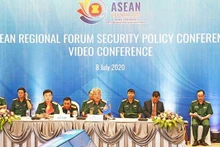 Thượng tướng Nguyễn Chí Vịnh tham luận tại Hội nghị.
