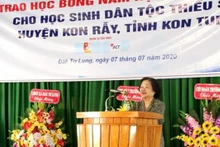 Đồng chí Trương Mỹ Hoa, nguyên Phó Chủ tịch nước, Chủ tịch Quỹ học bổng Vừ A Dính phát biểu tại buổi lễ.