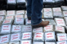 Cảnh sát kiểm tra những gói cocaine bị tịch thu gần Tegucigalpa, Honduras, năm 2012. (Ảnh: Reuters)
