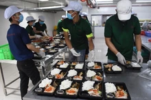 Hàng trăm suất cơm tiếp sức cho y bác sĩ bệnh viện Đà Nẵng.