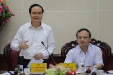 Bộ trưởng GD-ĐT Phùng Xuân Nhạ (bên trái ảnh) tại buổi làm việc với Ban Chỉ đạo thi tốt nghiệp THPT năm 2020 tỉnh Hưng Yên