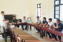 Đại diện Công ty cổ phần vận tải Vinacomin gặp gỡ các ngư dân gặp nạn 