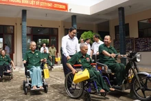 Đoàn đến thăm hỏi và trao tặng 62 phần quà cho các thương binh, người có công tại Trung tâm điều dưỡng Thương binh và Người có công Long Đất, thị trấn Long Hải, huyện Long Điền, Bà Rịa - Vũng Tàu.