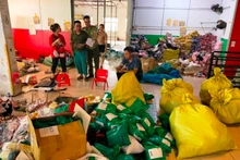 Lực lượng quản lý thị trường Quảng Ninh kiểm tra số hàng hóa nhập lậu để xử lý theo quy định của pháp luật.
