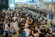 Sân bay Nội Bài đông nghẹt khách nghỉ lễ 30-4 và 1-5