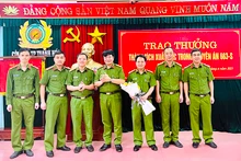 Lãnh đạo Công an tỉnh Thanh Hóa trao thưởng cho Ban chuyên án.
