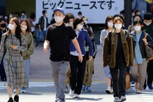 Người dân Tokyo (Nhật Bản) đeo khẩu trang khi ra đường. (Ảnh: Getty Images)