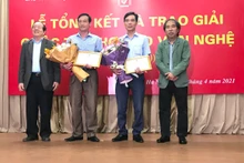 Tác giả Tòng Văn Hân (thứ hai từ trái sang). 