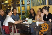 Nhà thơ Nguyễn Hoàng Điệp cùng các khách mời bình thơ tại điểm thơ Hội An.