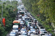 Hơn 16 giờ, một số tuyến đường như Phạm Hùng, Khuất Duy Tiến, Giải Phóng, đường Láng, Hoàng Minh Giám…mật độ giao thông ngày càng cao, các phương tiện di chuyển khó khăn.