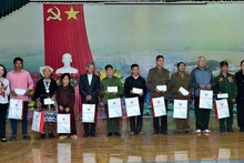 Đồng chí Trương Thị Mai, Trưởng Ban Tổ chức Trung ương tặng quà người có công với cách mạng và người dân tộc thiểu số có hoàn cảnh khó khăn của xã Xuân Quang.