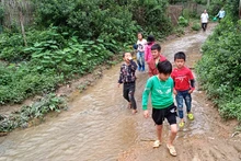 Con em xóm Tân Kim thường xuyên phải đi dọc dưới dòng suối ô nhiễm.
