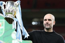 Pep Guardiola nâng chiếc Cúp Liên đoàn, cũng là danh hiệu thứ 30 trong sự nghiệp. (Ảnh: Getty Images)