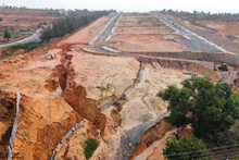 Vị trí cát tràn xuống đường từ Dự án Goldsand Hill Villa của Công ty TNHH Lộc Tú