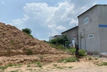Vào mùa mưa, bùn đất chảy tràn xuống lấp miệng cống, khiến đường đi trơn trượt.