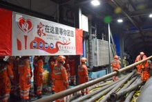 Lực lượng cứu hộ đặt ống thông khí và lắp đường ống hút nước.